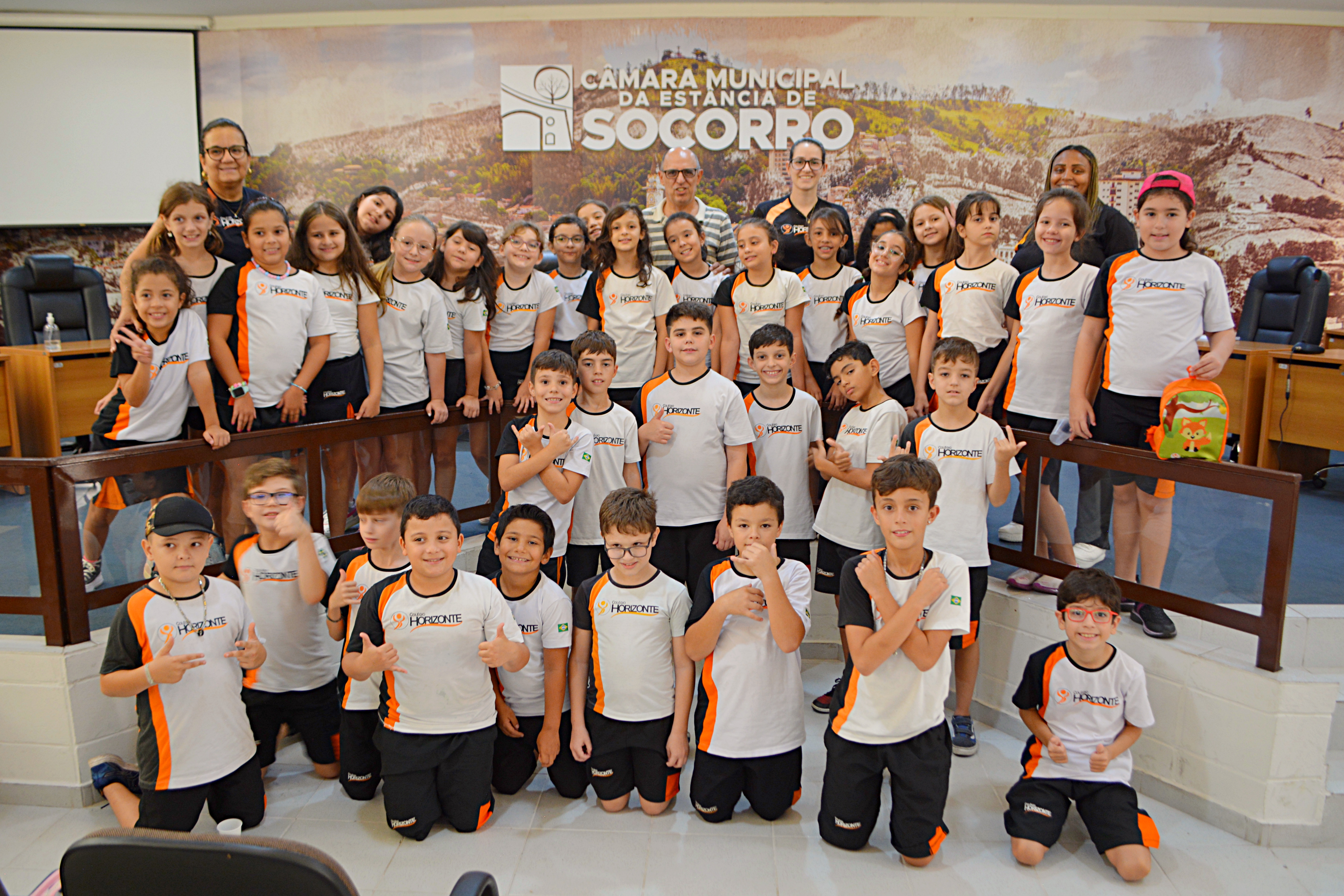 Câmara Municipal recebe visita dos alunos do Colégio Horizonte