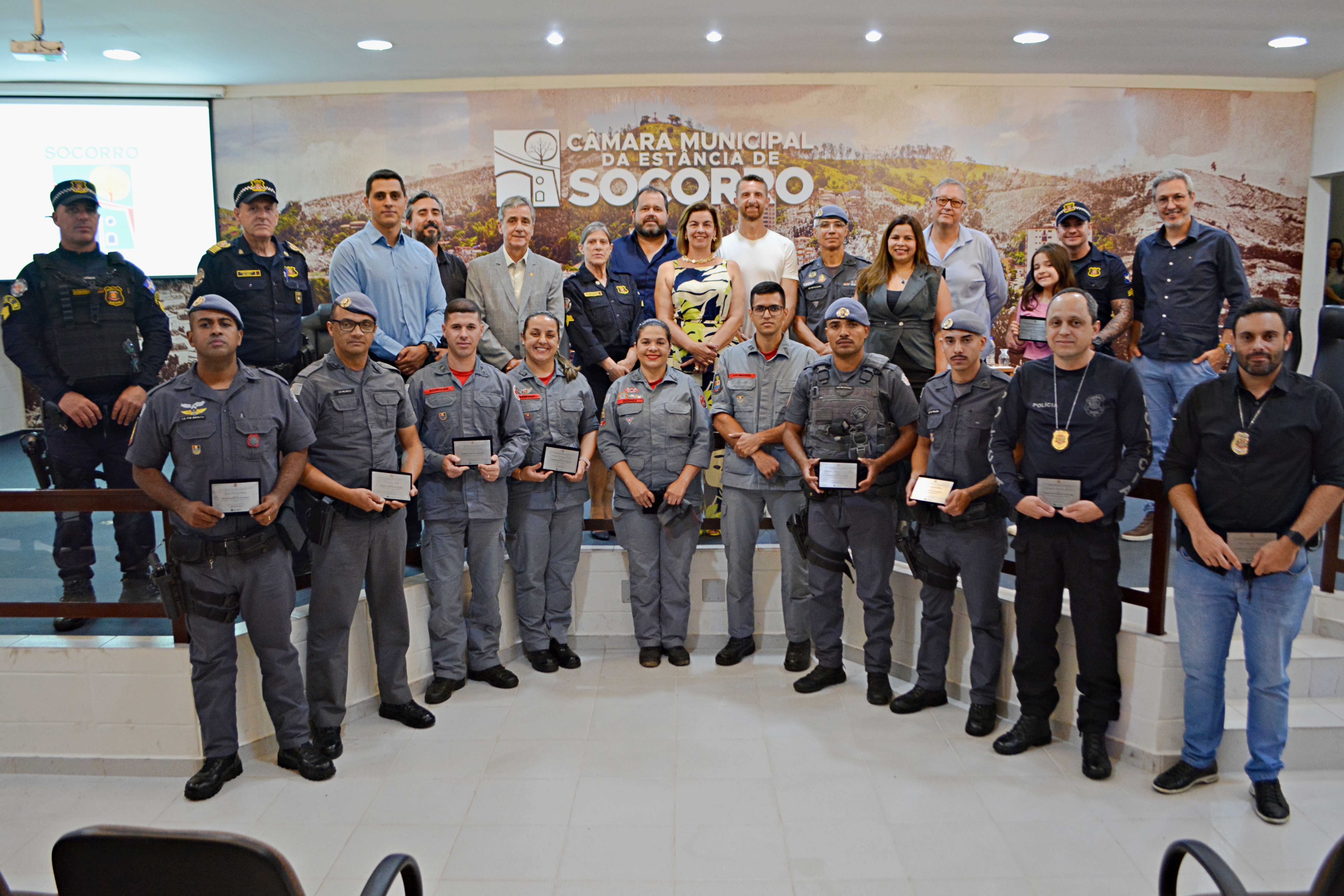 Legislativo homenageia policiais, guardas e bombeiros