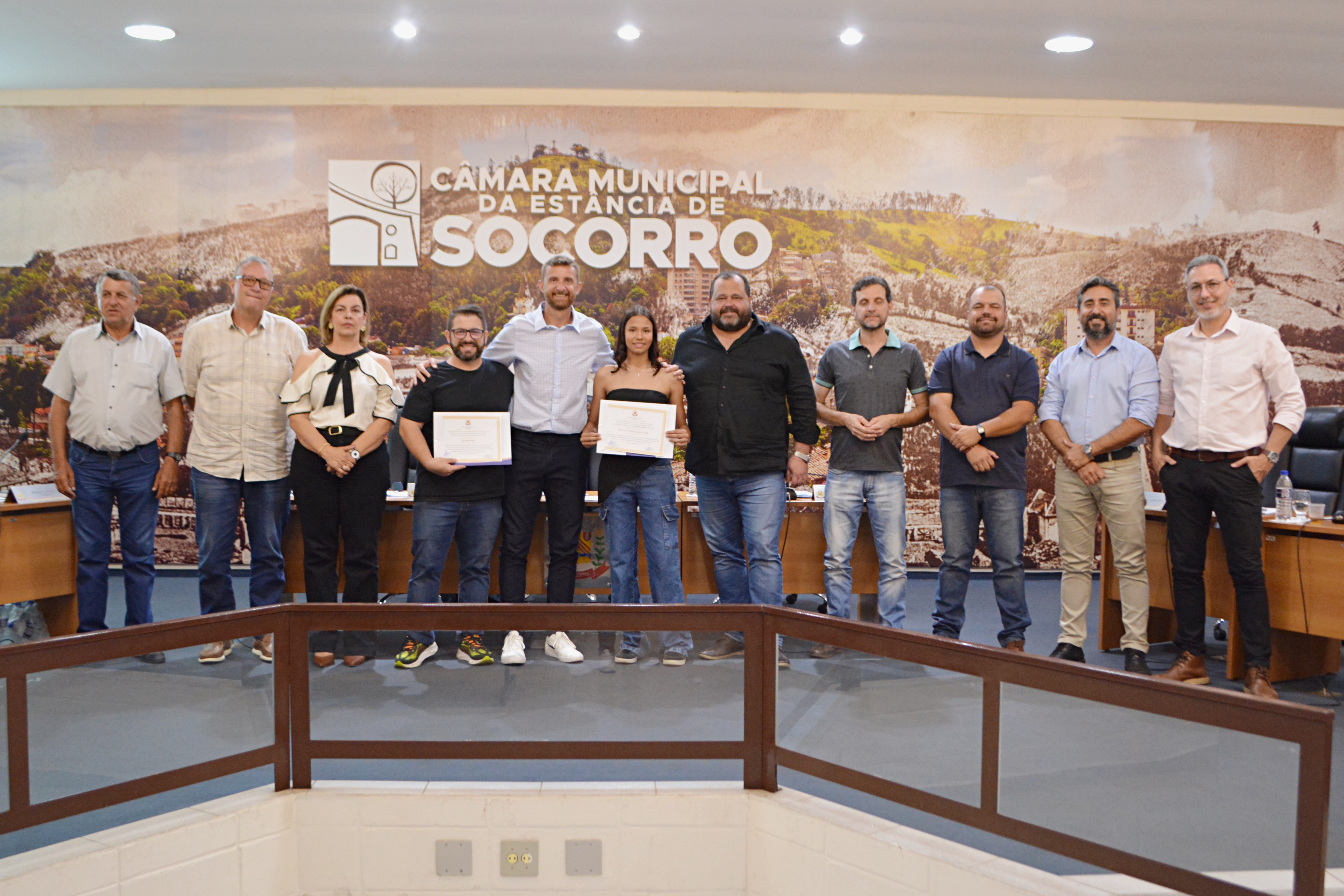 Professor e aluna recebem reconhecimento por conquista em jogos escolares.