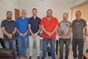 Vereadores e membros do Clube do Voo Livre das Estâncias discutem criação de área de pouso seguro.